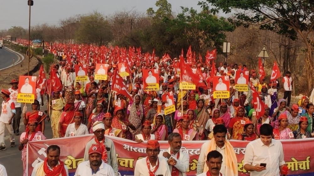 The Weekend Leader - Finally, after most demands accepted, AIKS calls off Maha farmers' 'long march'